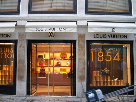 Louis Vuitton Napoli Store in Napoli, Italy 